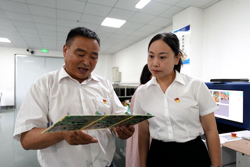 戢瑞:  为新兴领域党建工作注入“红色动力”