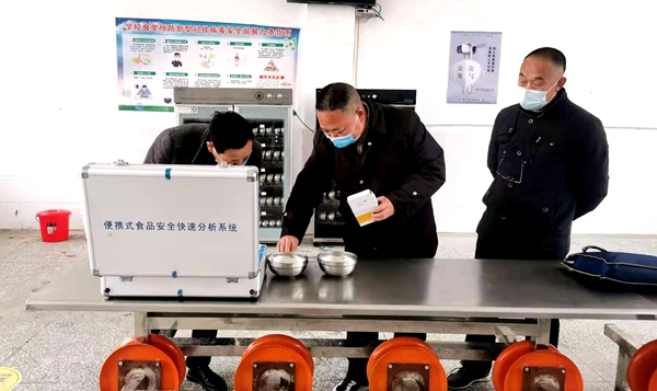 青峰市场监督管理局对沙河乡中小学食堂炊具安进行专项检测