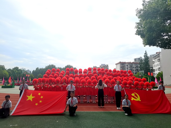 房县实验中学举办第十三届春季红色田径运动会