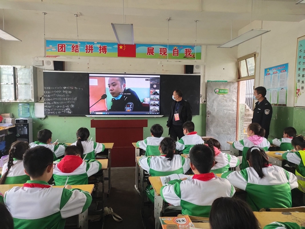 城关镇八一希望小学：法治报告进校园 安全守护助成长