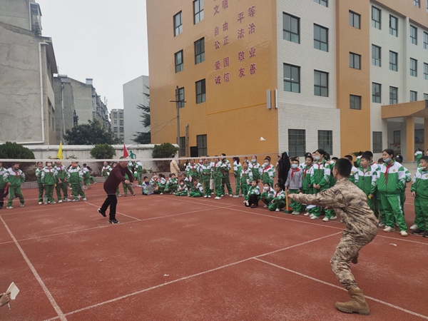 房县城关镇八一希望小学：军地同携手  绽放“双拥”花