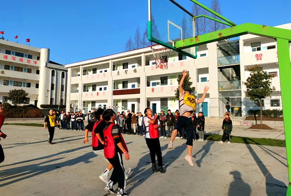 沙河初中：抗疫不放假 师生“篮”相约