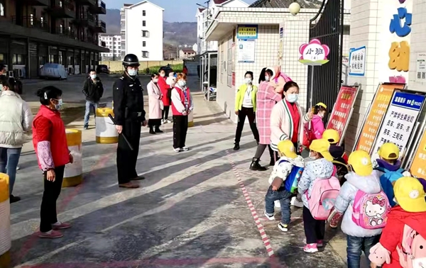 青峰镇中心幼儿园“警校家”护学岗