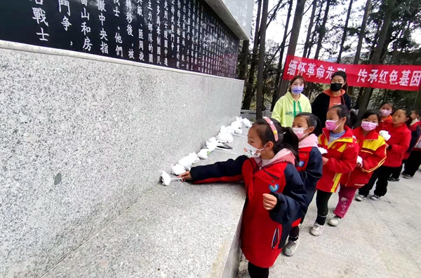 沙河乡中小学举行清明祭英烈纪念活动