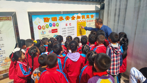 房县白鹤镇长龙小学开展防溺水安全教育活动