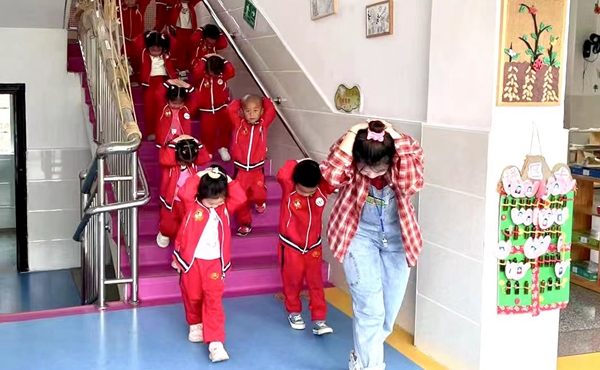 房县青峰镇中心幼儿园：防震减灾，共筑平安