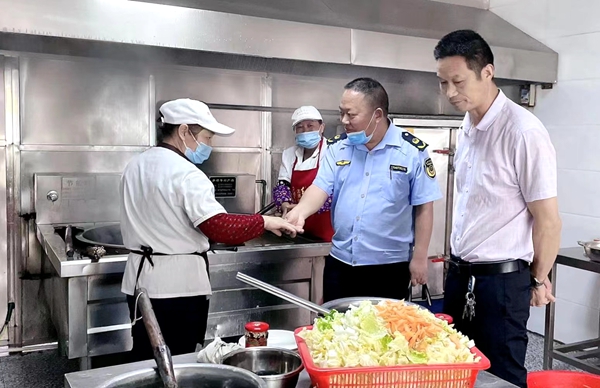 市场监督管理所对青峰镇中心幼儿园检查指导工作