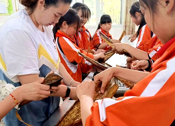 沙河乡明德小学举行“粽情粽意话端午”活动