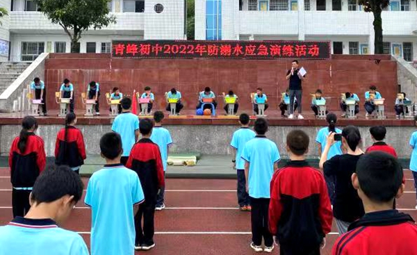 青峰初中开展“防溺水模拟演练暨水下窒息体验”安全教育