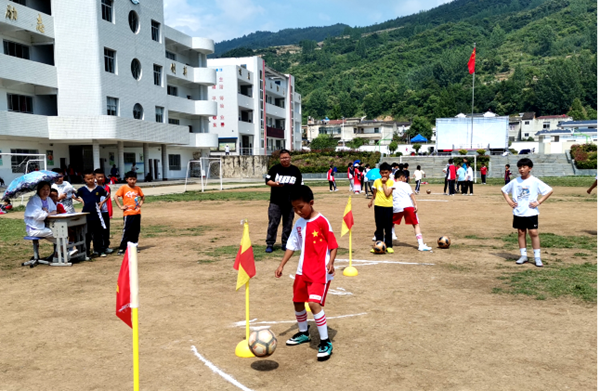 白鹤学校举行第三届足球嘉年华活动