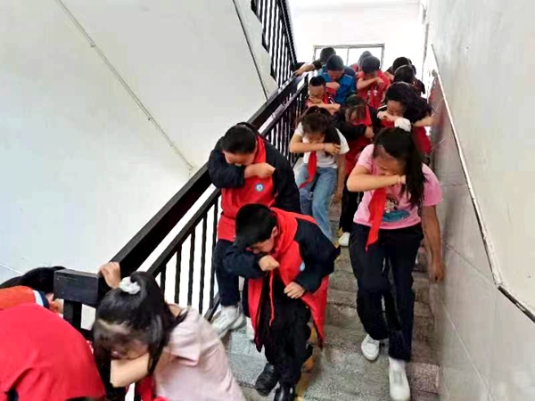 沙河乡明德小学开展消防紧急疏散演练活动