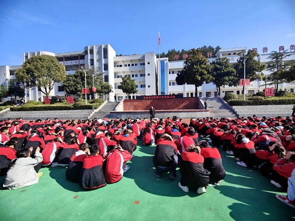青峰初中举行防震减灾应急疏散演练