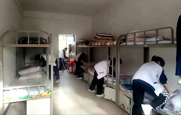 内务整理秀风采  独立自主我自强