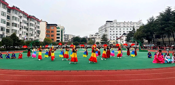 城关四中：举行第二十一届田径运动会