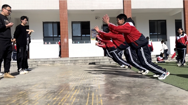 房县白鹤镇石堰河小学激情冬日运动点燃梦想
