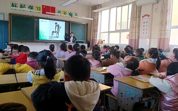 实验小学：学会感恩 与爱同行