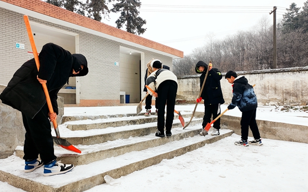 沙河初中师生携手扫雪除冰战寒冬