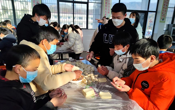 沙河初中开展“巧手包饺子 温情暖寒冬”劳动实践活动