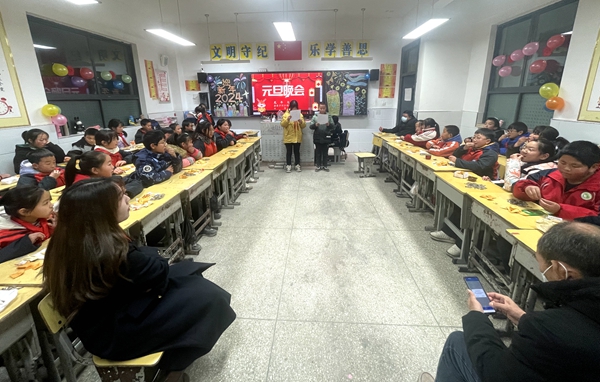 沙河乡明德小学班级联欢迎新年