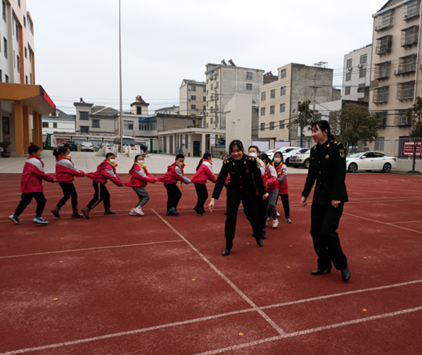 城关镇八一希望小学：军地携手联谊深 共育拥军爱国情