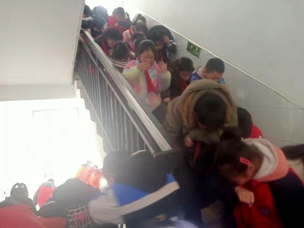 房县沙河乡明德小学：消防演练促技能 牢固安全“防火墙”