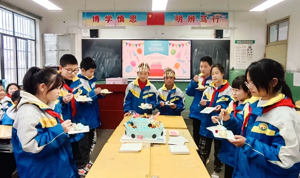 城关镇八一希望小学：留守不孤单 生日爱相伴