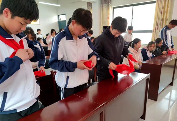 告别红领巾 奋斗正青春