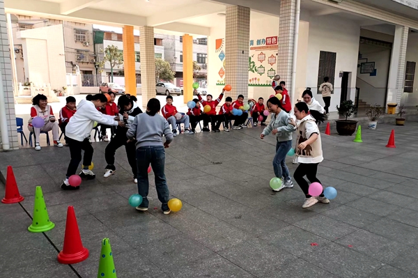 城关镇八一希望小学：巾帼展风采 运动向未来