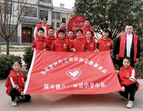 城关镇八一希望小学：学校社区齐联动  爱在三月学雷锋