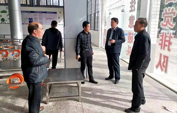 房县教育局检查青峰初中食堂食品安全