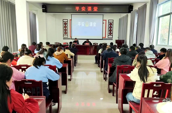 青峰派出所民警深入校园为教师送上一份安全锦囊