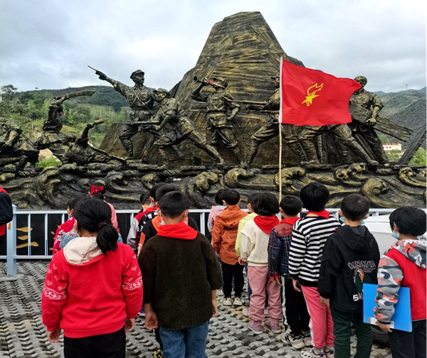 房县姚坪乡黄玉口小学：举行清明祭先烈活动