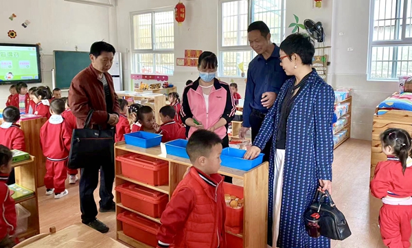 县教育局来我园指导德育工作