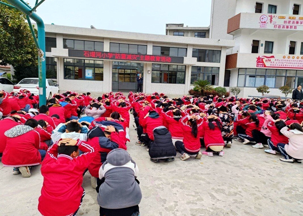 房县白鹤镇石堰河小学开展“5.12防灾减灾日”地震逃生演练