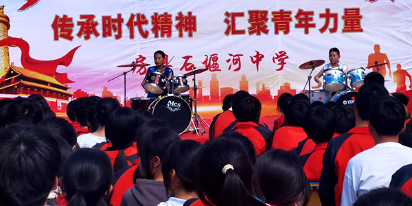 白鹤镇石堰河中学举行五月文艺汇演
