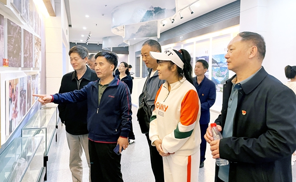 城关镇教育总支赴尧治河开展主题党日活动