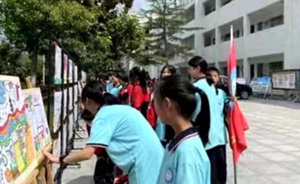 【心理健康活动月】青峰初中开展心’暖花开·心随手‘绘’活动