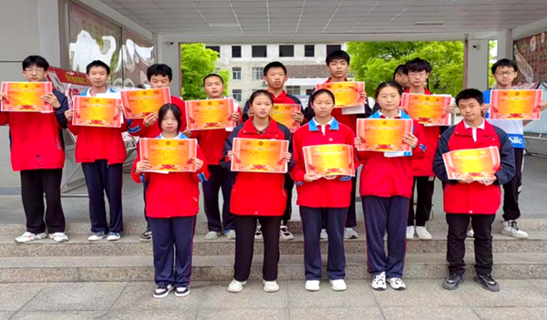 白鹤镇石堰河中学举行地生中考动员会