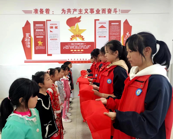 沙河乡明德小学举行“童心向党，伴我成长”新队员入队仪式