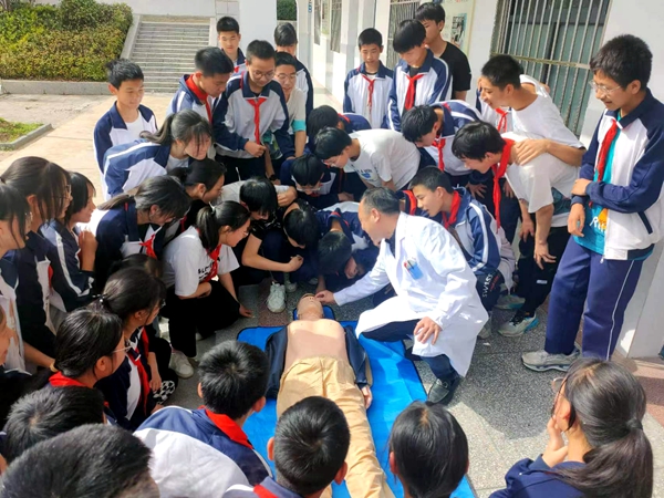 珍爱生命  救在身边——沙河初中开展急救知识培训