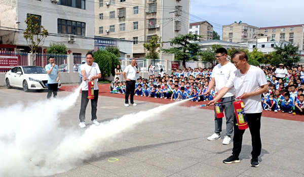 城关镇八一希望小学：开展消防演练  筑牢安全防线
