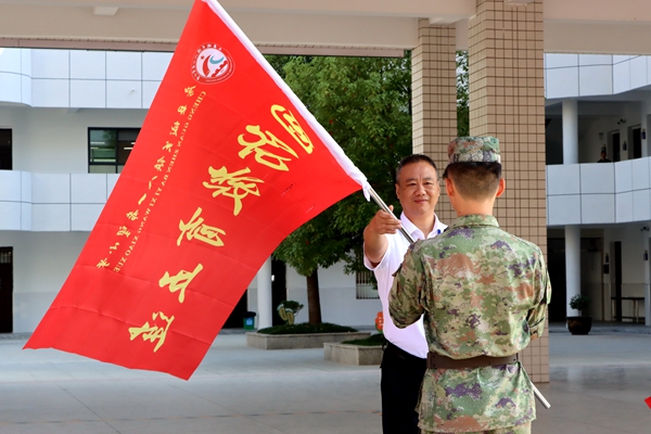 城关镇八一希望小学：铸军魂 争做国防小军人