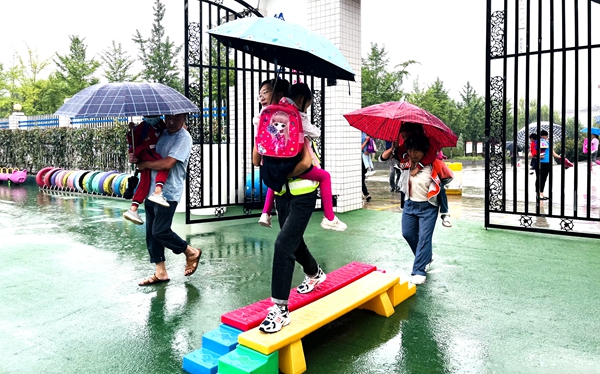 房县青峰镇中心幼儿园：秋雨无声 关爱无言