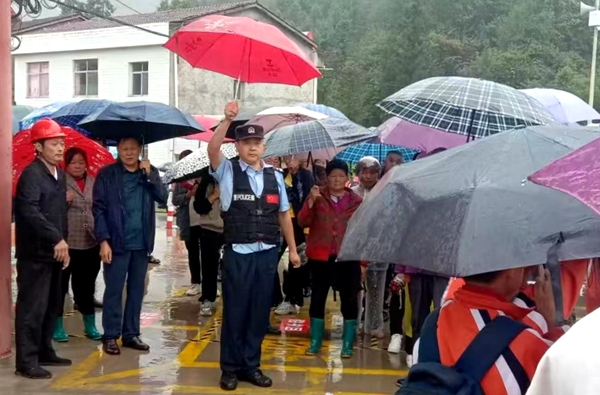 雨中小红伞 最美风“警”线