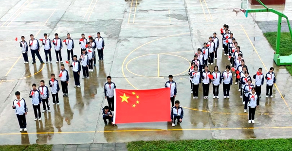 向国旗敬礼，为祖国 74周年献礼