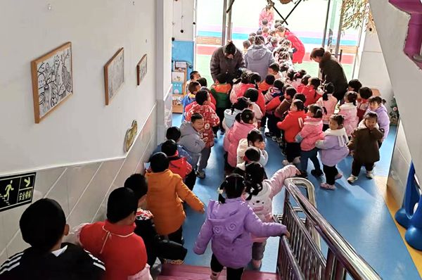 房县青峰镇中心幼儿园：实战演练防踩踏，安全教育润童心