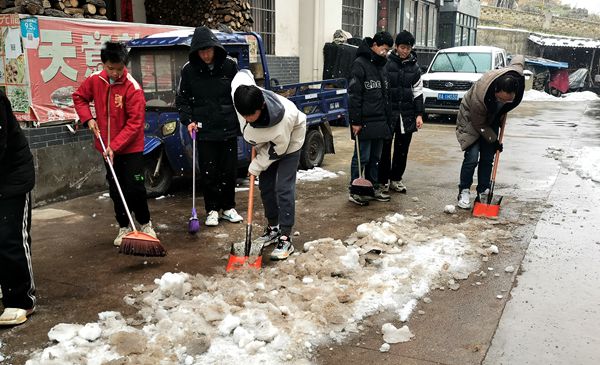 沙河初中：学习雷锋我行动 社区清扫树新风