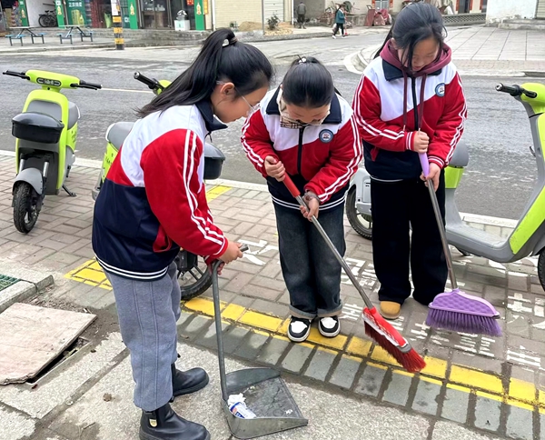 石堰河小学开展“践行雷锋精神  倡树时代新风”系列活动