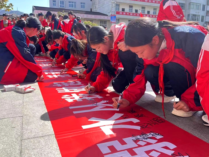 法治护航成长  青春与法同行 城关四中举行法治报告会