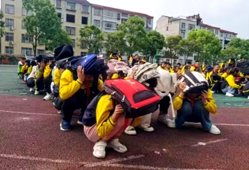 青峰镇青峰小学开展地震应急演练活动